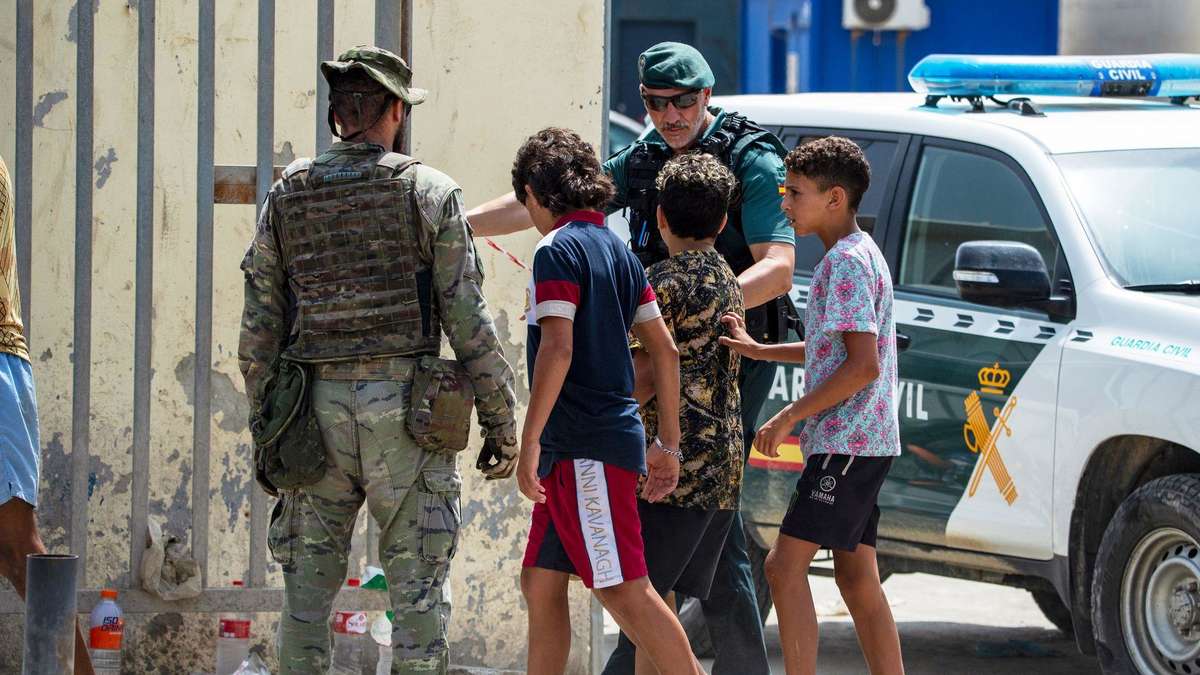 En Ceuta, España instaló una barrera flotante de 500 metros; un migrante no acompañado de 14 años duerme entre basura