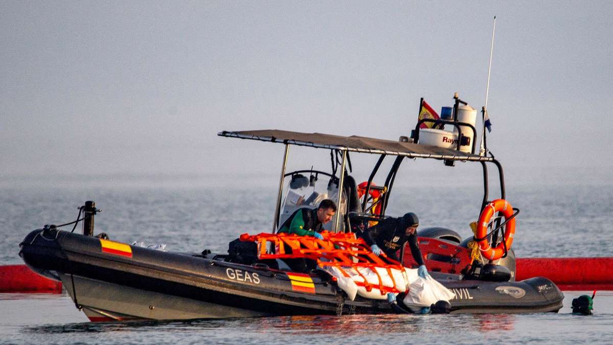 Un intento desesperado de fuga termina mortalmente: El migrante se estrella con parapente en el mar en Ceuta
