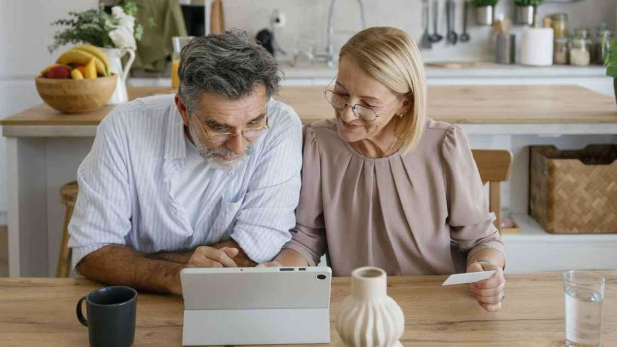 ويعمل العديد من العاملين في مجال التجارة والضيافة والخدمات على وجه الخصوص