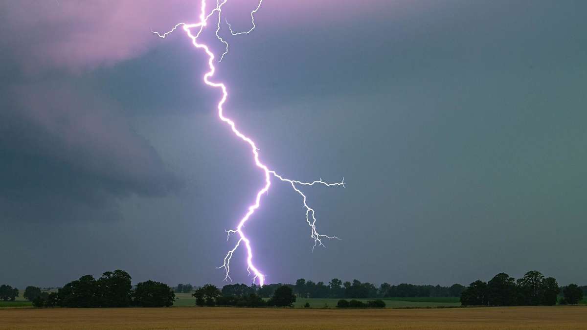 Lightning hits golfer in Ohio – his phone films the moment of impact