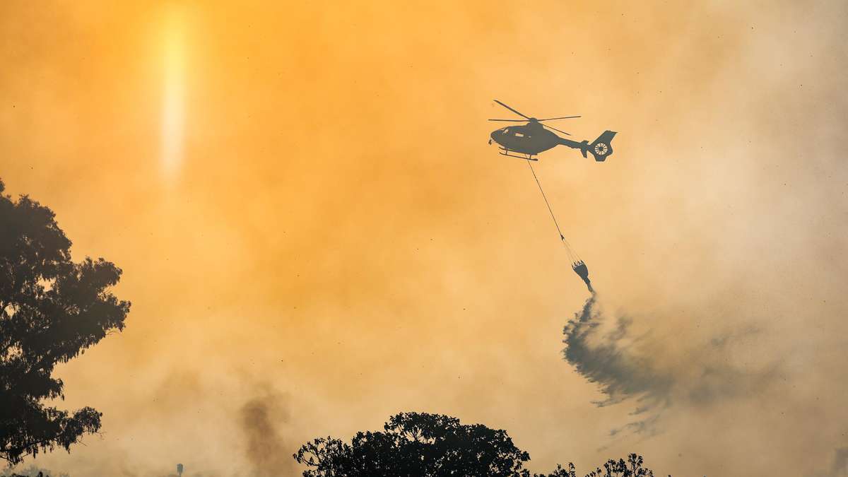 Prochaine région de l'Italie touchée par les incendies de forêt: les avions vont chercher de l'eau éteinte dans le pays voisin