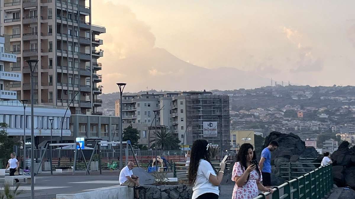 Éruption de l'Etna en Italie paralyse aéroport: des dizaines de milliers de vacanciers sont bloqués