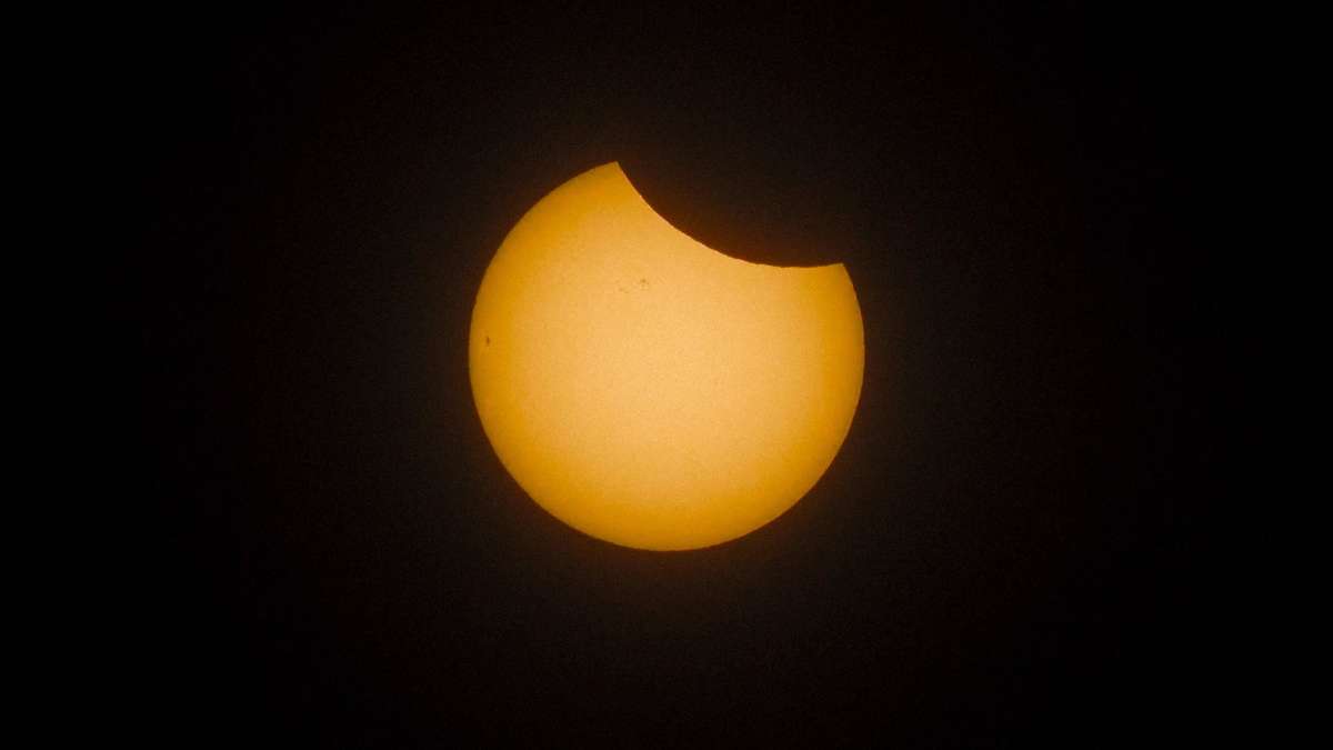 Antes del eclipse: España está luchando con incendios forestales y advierte a millones de viajeros