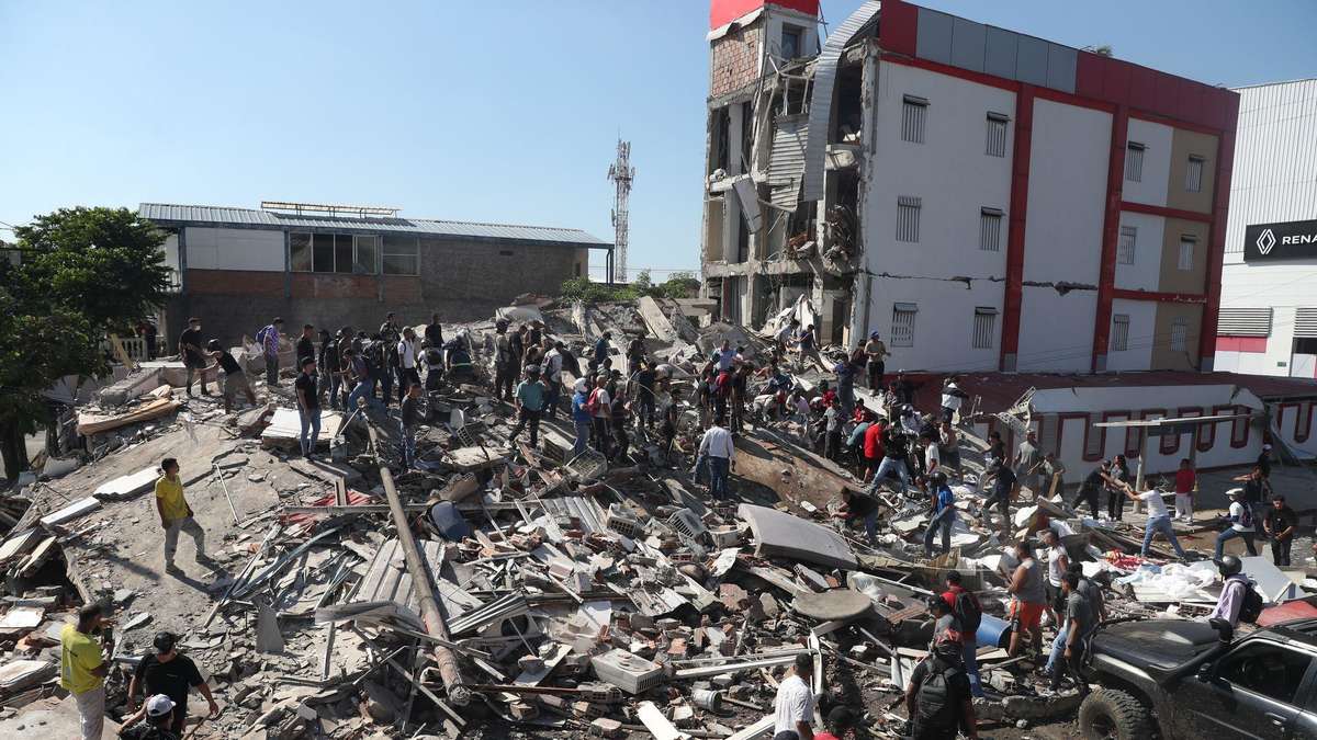 زلزال كولومبيا: إنقاذ البنوك الطفل من الأنقاض - ما لا يقل عن 224 شخصا يموتون