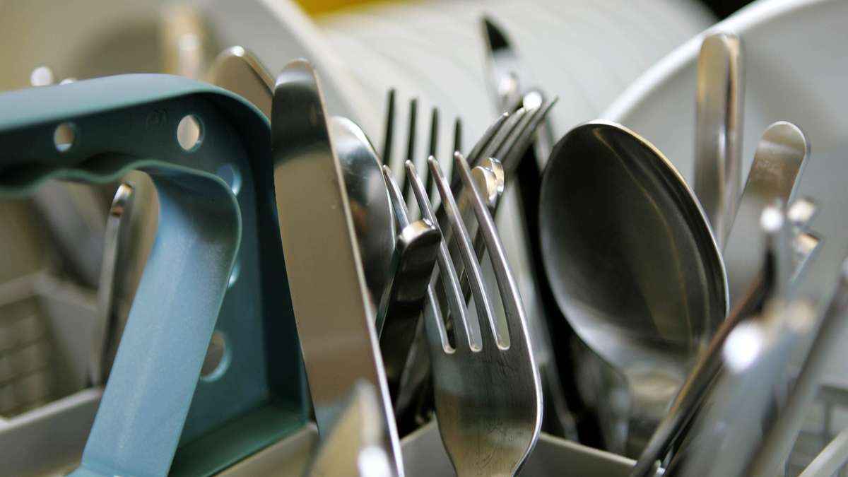 سكين في غسالة الصحون؟ هذا الخطأ المشترك سيكلفك الكثير من المال على المدى الطويل
