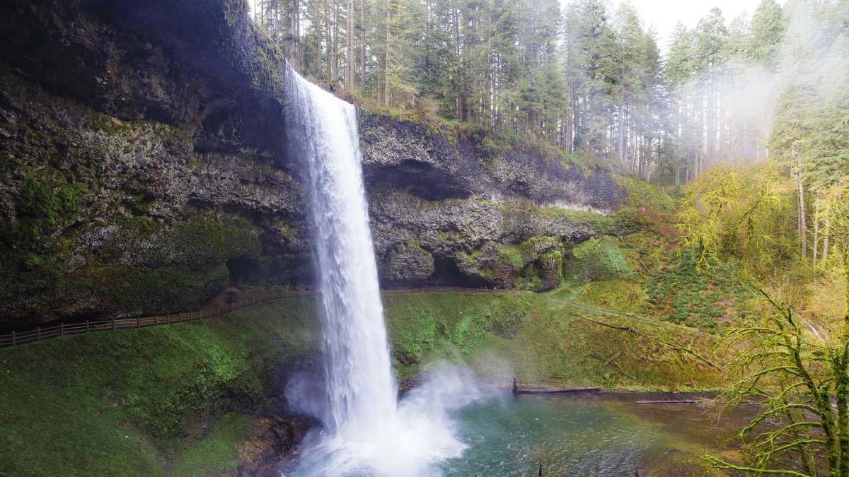 Para una foto sobre la barrera: 20 años de edad cae en 54 metros de profunda cascada