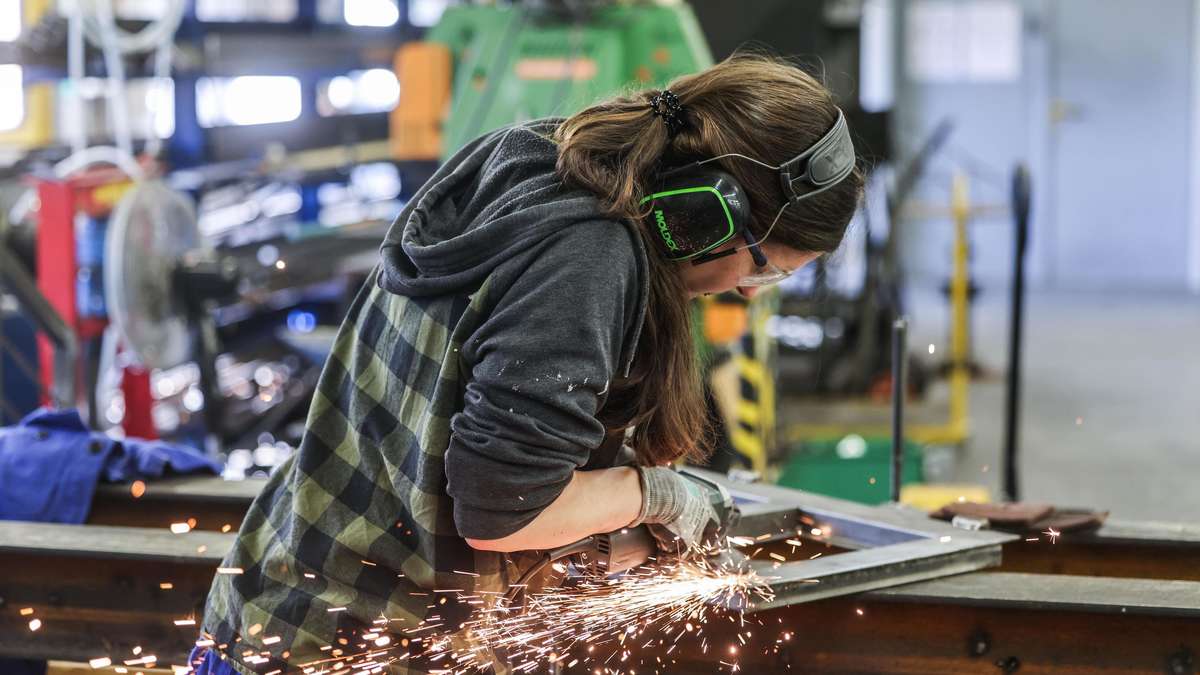Youth without perspective: One in ten has neither education nor job