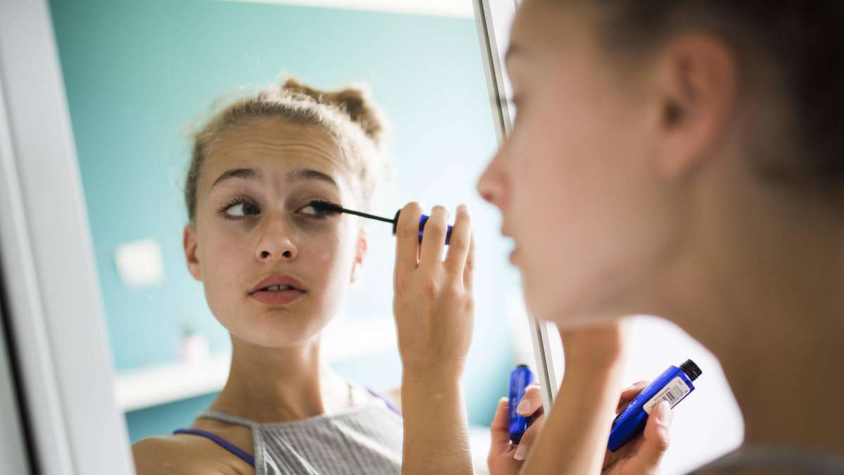 Los jóvenes con tutoriales de belleza usan 40 por ciento más cosméticos – en parte con sustancias cuestionables