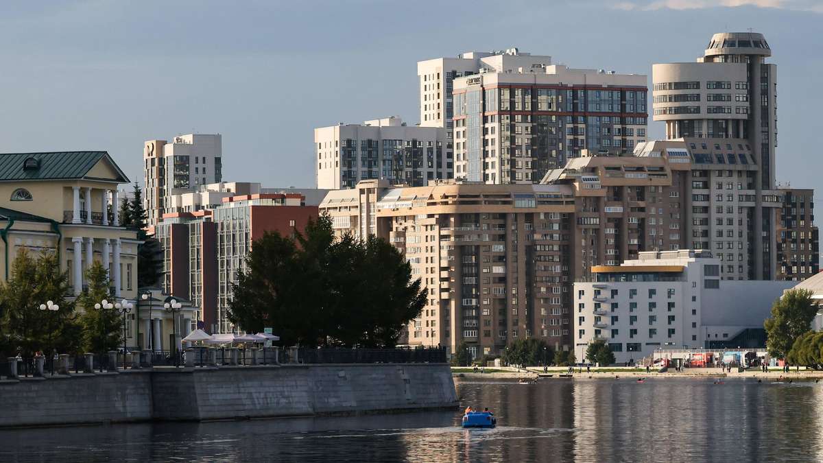 Russian official crashes out of window shortly after resignation