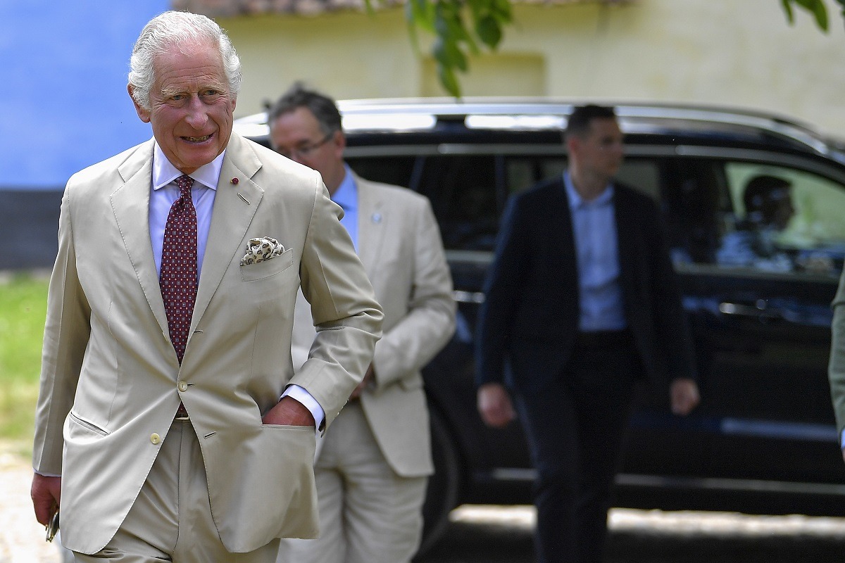 The meeting marks a possible rapprochement after years of tension, but the palace evokes a disagreement on accommodation