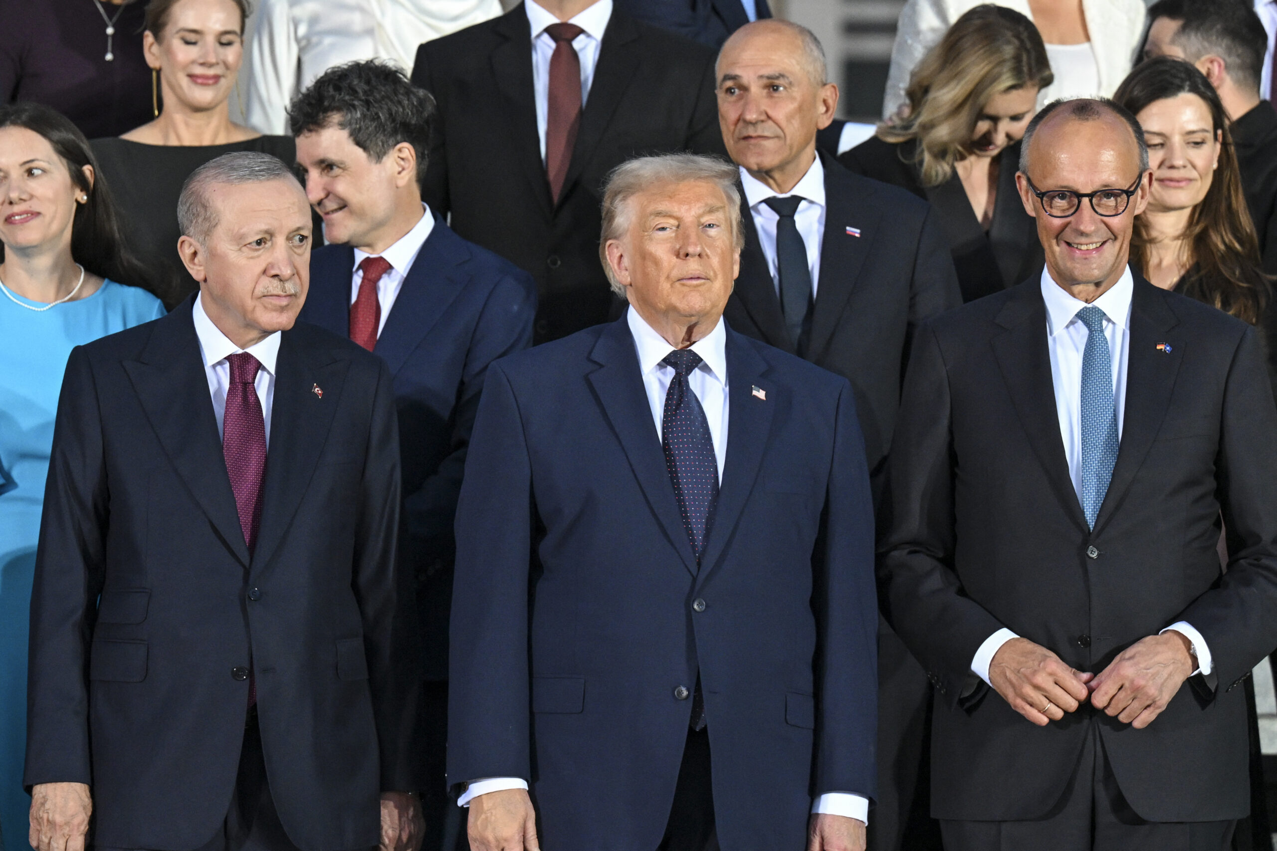18h NATO: summit ends in union climate says Trump
