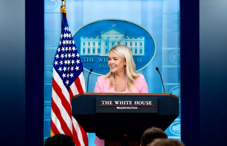 Trump anuncia al secretario de prensa de la Casa Blanca, Karoline Leavitt, pisando