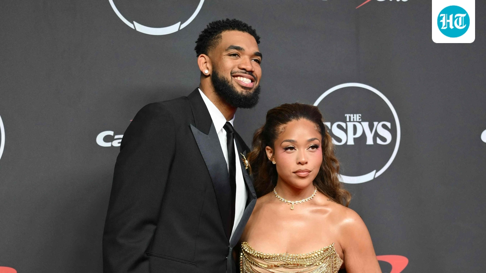 Kylie Jenner se atreve a desnudarse en la boda de Jordyn Woods en vestido de corte con el cielo-alto