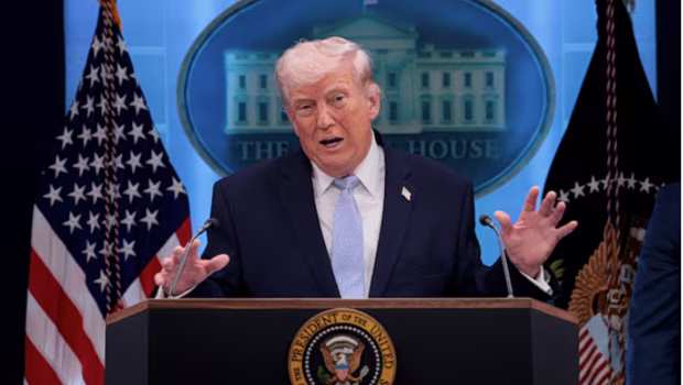 وقع الرئيس الأمريكي أمرًا تنفيذيًا يستهدف منتجات السيارات والألبان والكحول الكندية، مستشهدًا بالمعاملة التمييزية