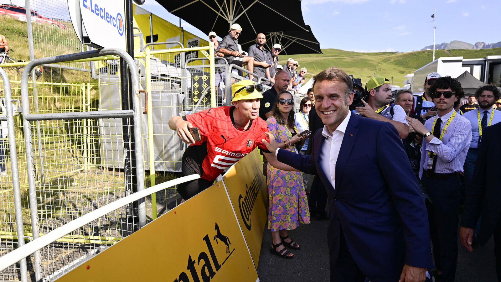 The President attended the first mountain stage in the Pyrenees, welcoming the commitment of the participants and organizers