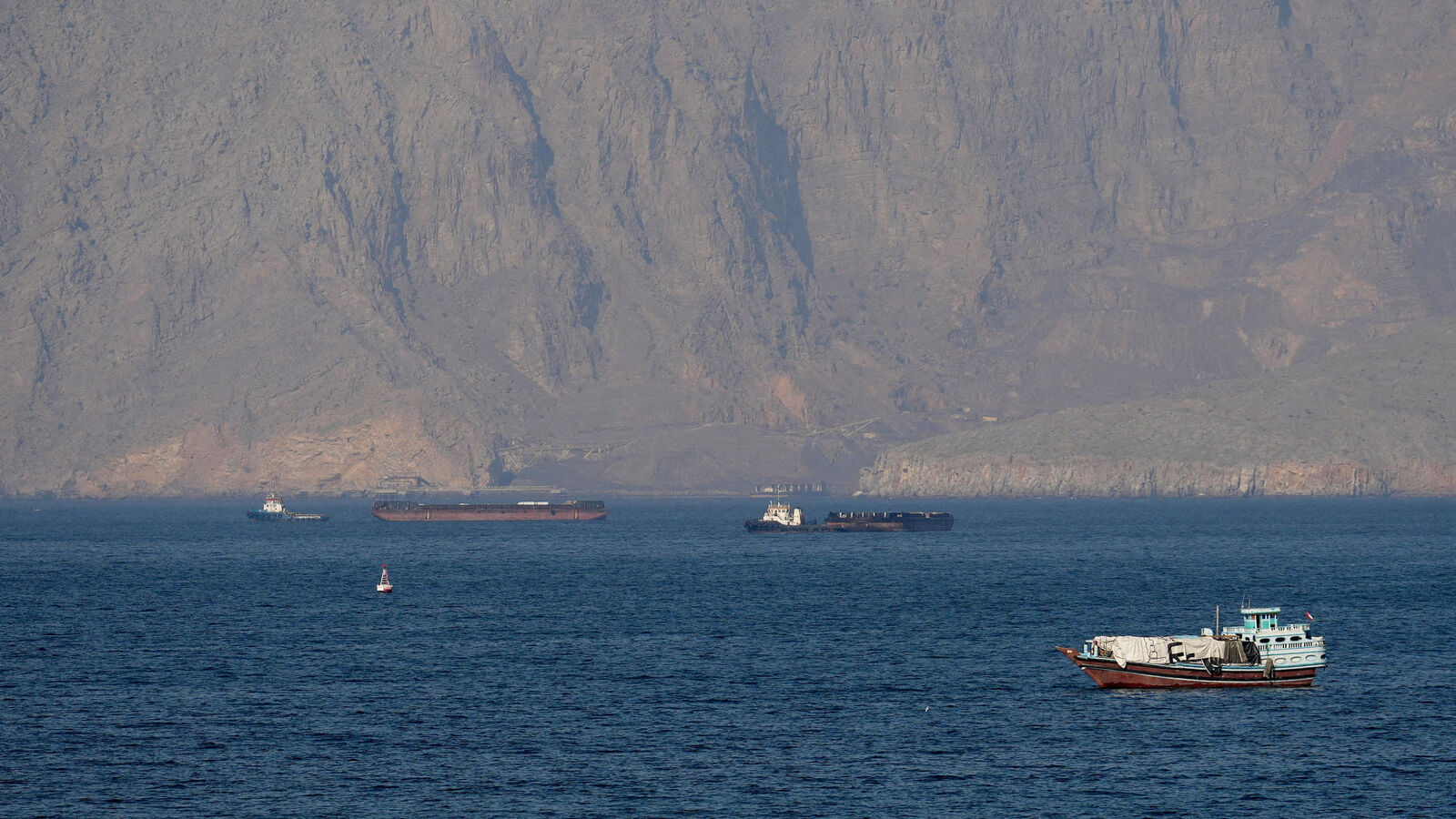 War in the Middle East: Iran announces targeting two ships in the Strait of Ormuz, United States bombards sites