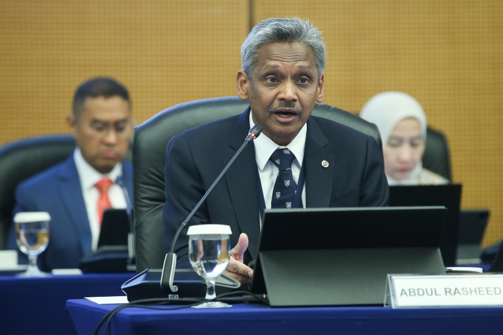 Business : Malaysia's Growth To Stay Firmly Within 4-5 Pct, Says BNM Governor