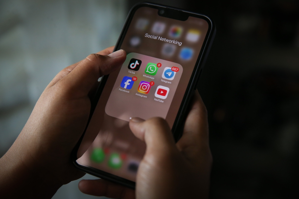 Le Royaume-Uni prévoit un couvre-feu par défaut sur les médias sociaux de minuit pour les 16 et 17 ans
