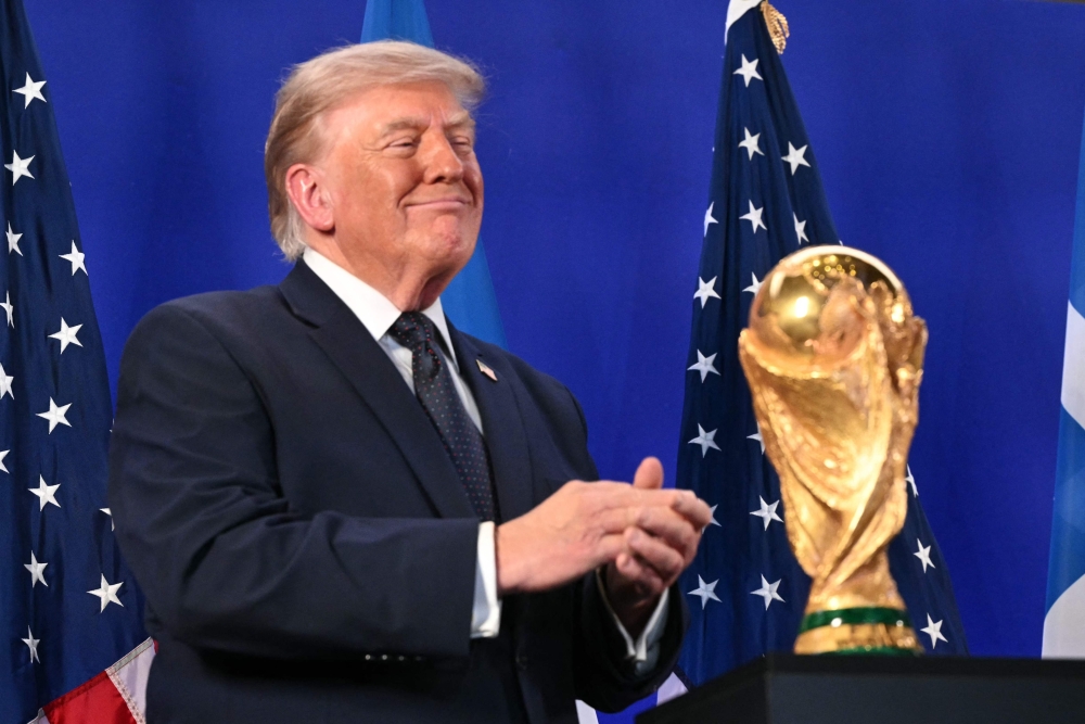 "إنجلترا" تحمل "السيارات" من مخرج كأس العالم تقول "توكيل"
