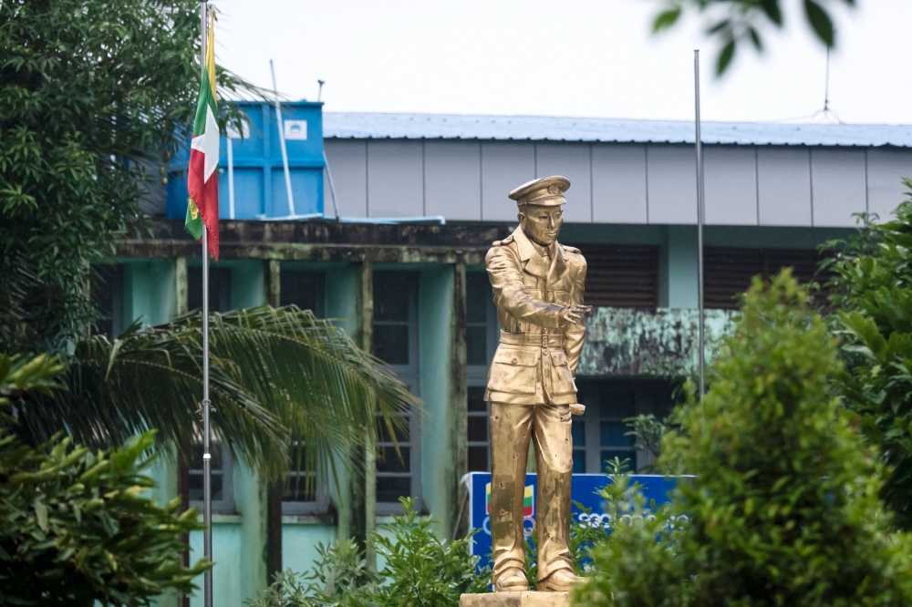 Statues of the independence hero Aung San disappearing in Myanmar