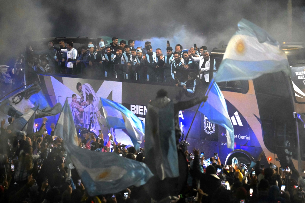 Los aficionados argentinos enloquecen cuando el piloto les dice que han ganado la Copa Mundial en una broma cruel