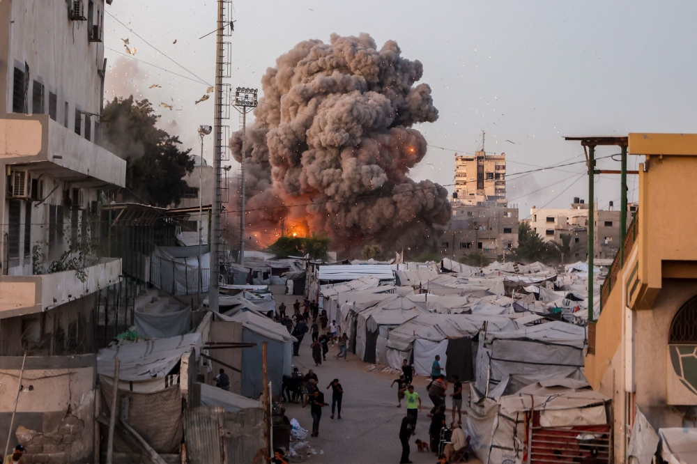 La grève israélienne détruit la mosquée de Gaza, les tentes de déplacement, laissant des centaines de sans-abri