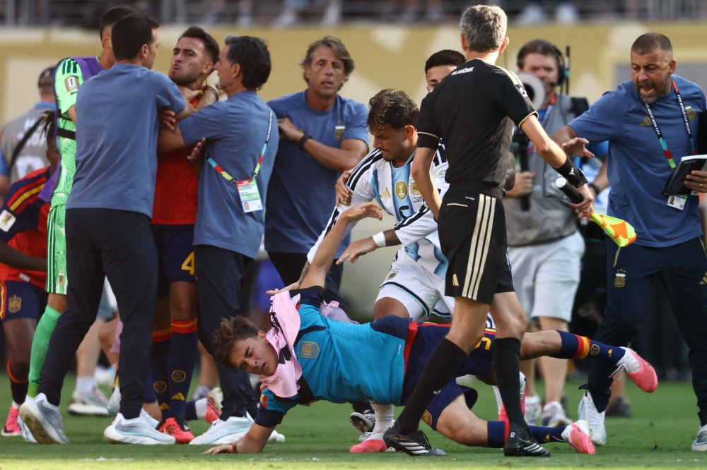 العالم: فيفا يفتح قضية تأديبية بشأن لافتة جزر فوكلاند الأرجنتينية وحوادث كأس العالم