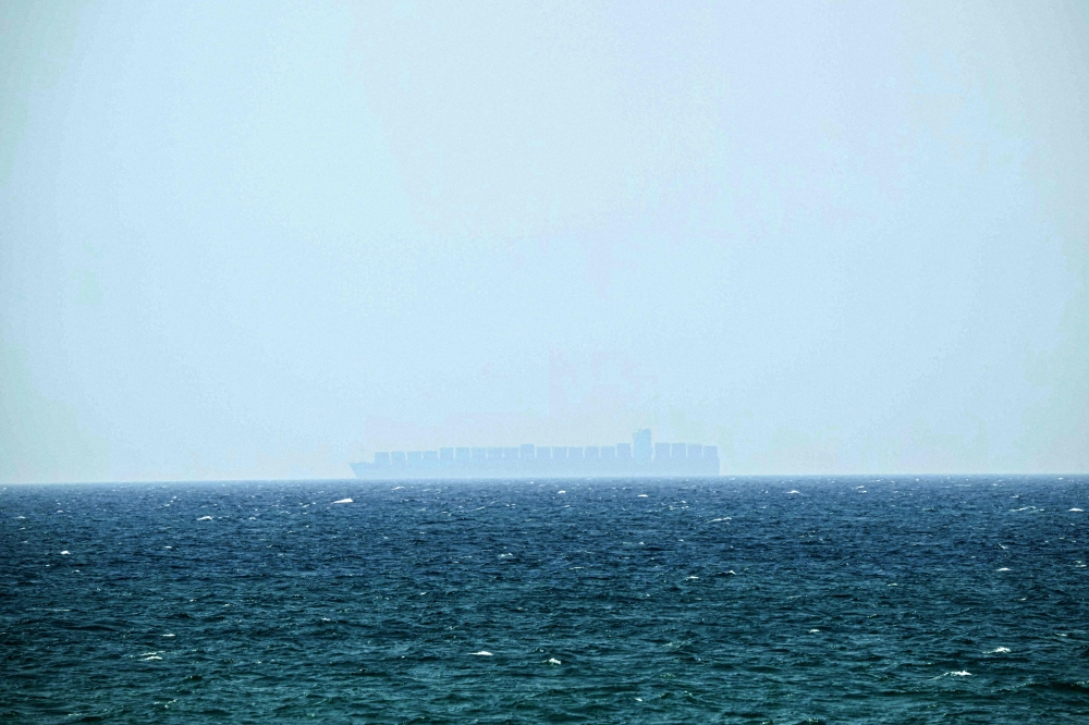 Tanker frappé par un projectile inconnu au large d'Oman, salle des machines endommagé: Agence maritime britannique