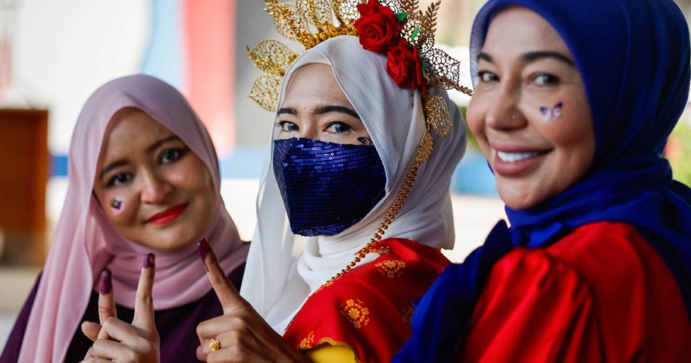 الأخوات يَدُورونَ رؤوسَ في Rantau، يَمزّقونَ الخدمة المدنيةَ مَع جالور جيميلانغ أزياء أمام ميرديكا