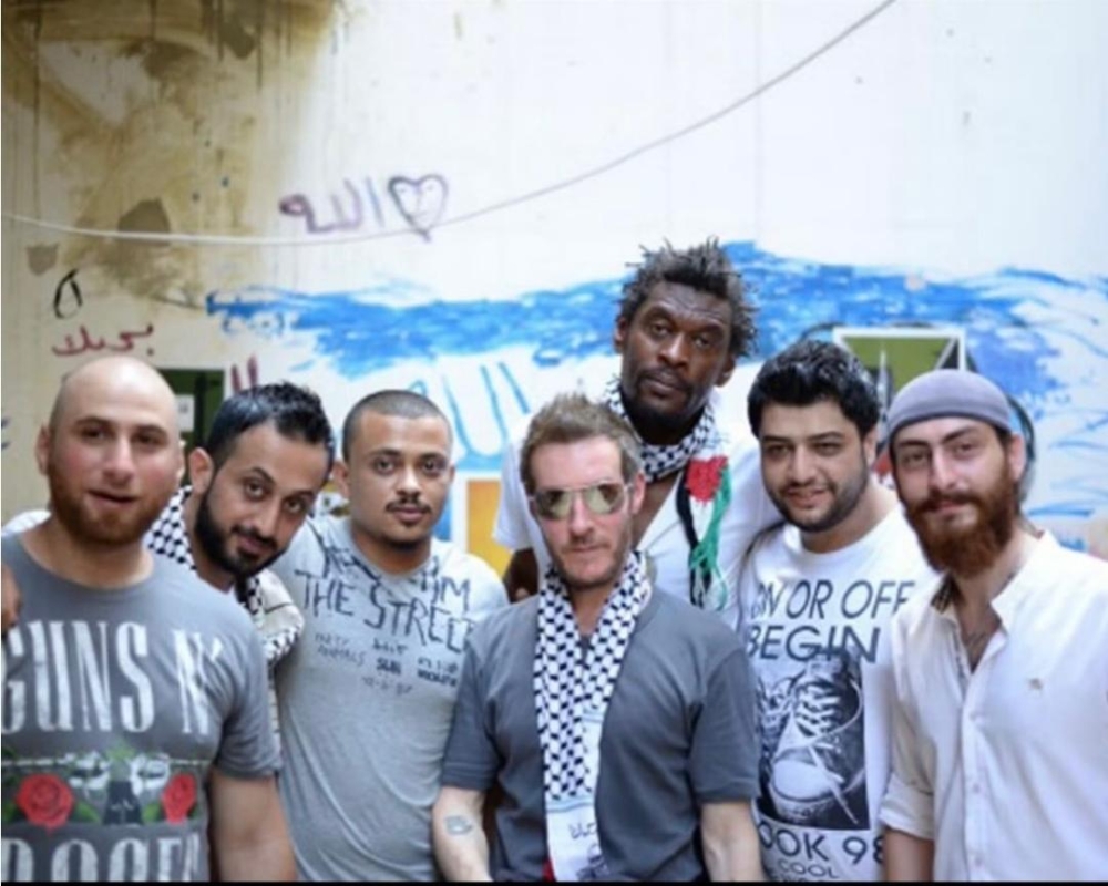 La banda calificó la prohibición de 'experiencia surrealista' y reiteró 'Libertad para Palestina' mientras los reguladores investigan violaciones de licencias