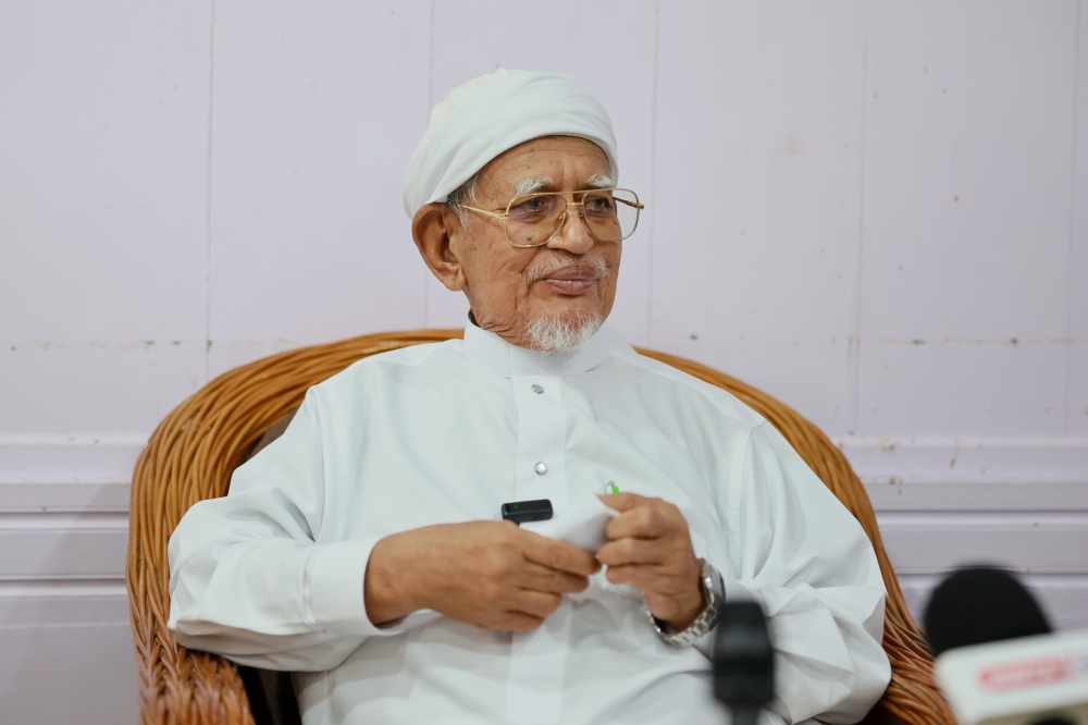 Hadi ready to face police over US ‘topple govt’ claim, says aide