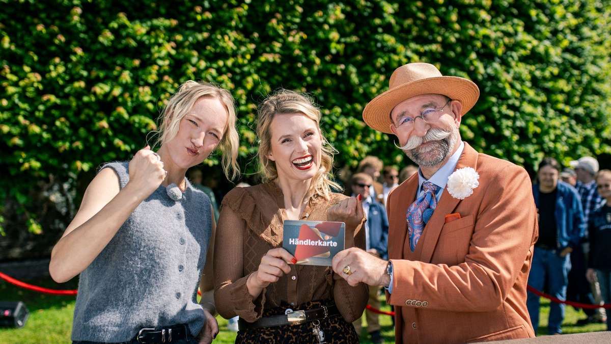 "Bares für Rares XXL": "Murder on Ex" Podcasters bargain for an antique piece of jewelry