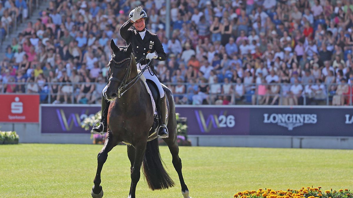 Médaille du Championnat du Monde numéro 14: la légende du dressage Isabell Werth monte en bronze dans le freestyle