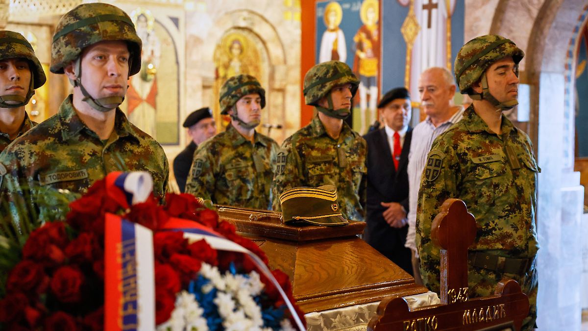 Thousands of people at the funeral of Mladic in Belgrade