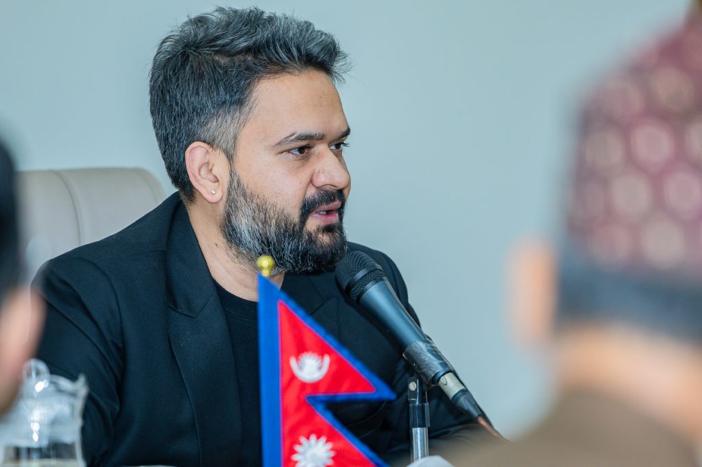 El primer ministro Shah promete compensación para las víctimas y acciones legales contra los perpetradores, instando a la armonía social y la moderación