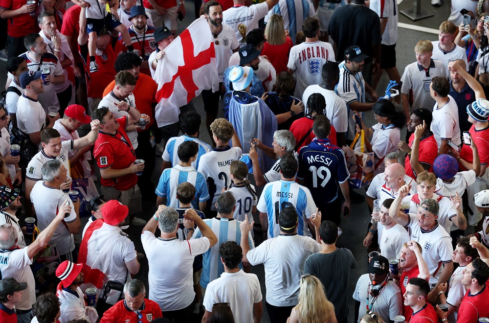 England bring in James, Spence and Rogers, Argentina make one change