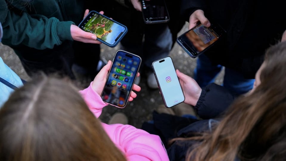 Francia aprueba la prohibición de las redes sociales para menores de 15 años
