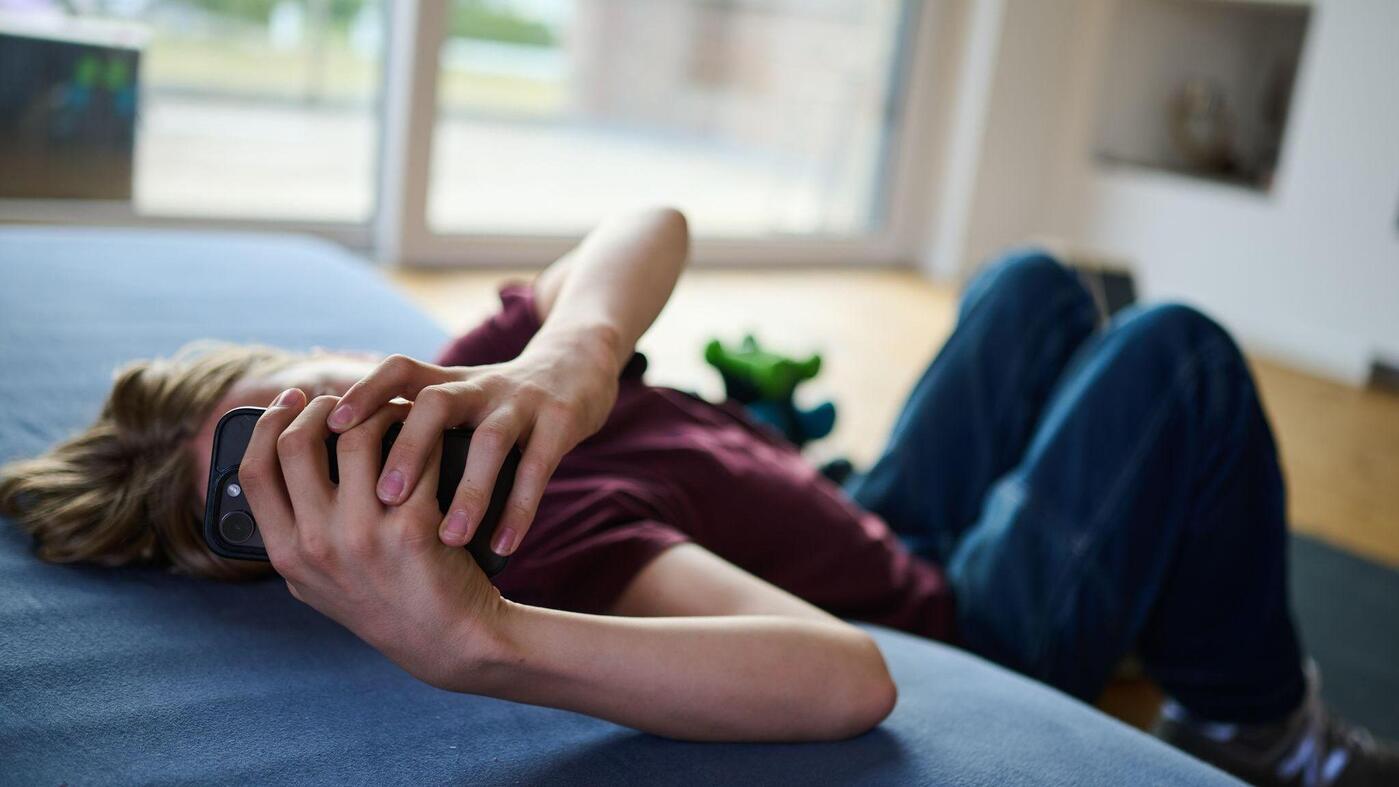 Rest from 0 to 6 o'clock - Social Media: Night Ban for British Teenagers